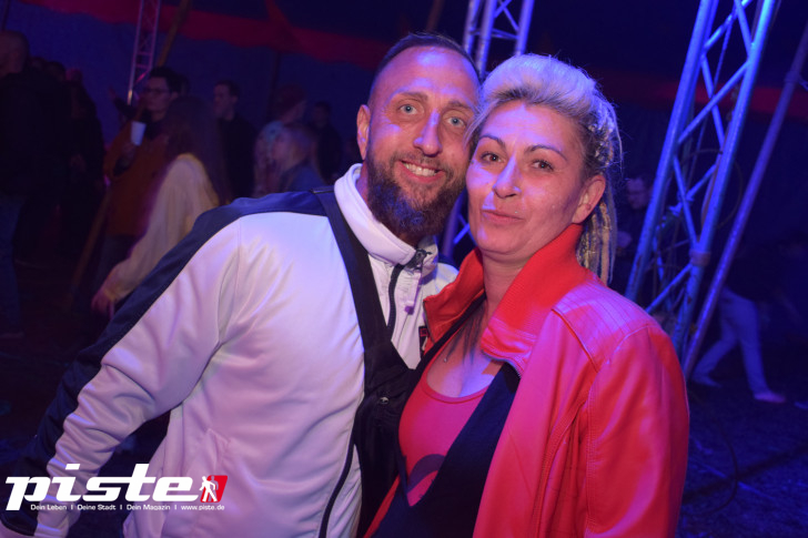 Maitanz im Zirkuszelt