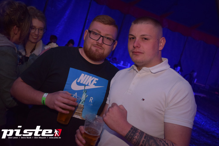 Maitanz im Zirkuszelt