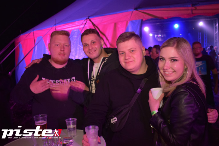 Maitanz im Zirkuszelt