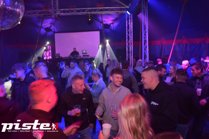 Maitanz im Zirkuszelt