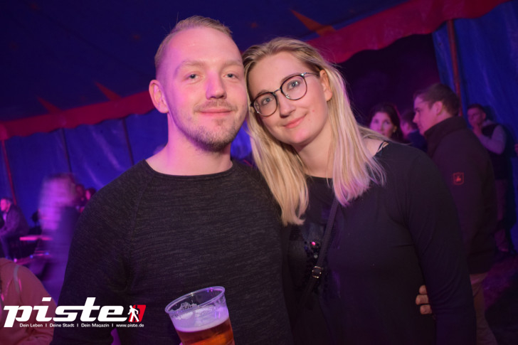 Maitanz im Zirkuszelt