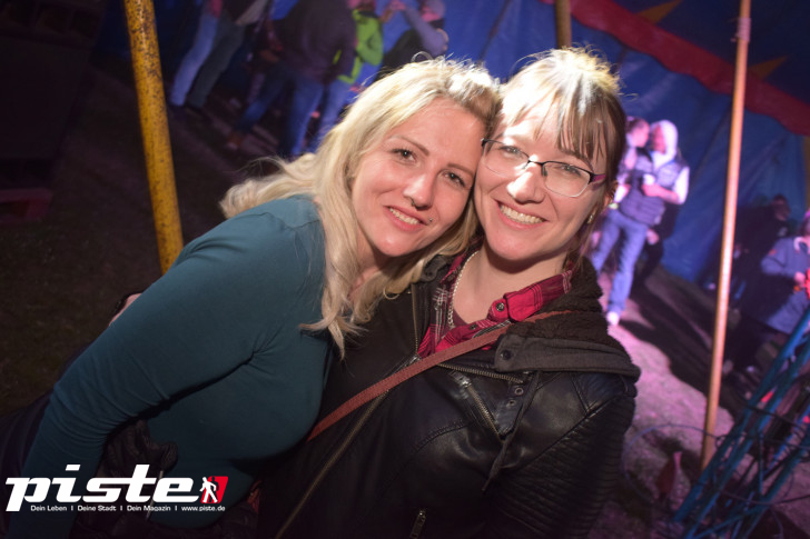 Maitanz im Zirkuszelt