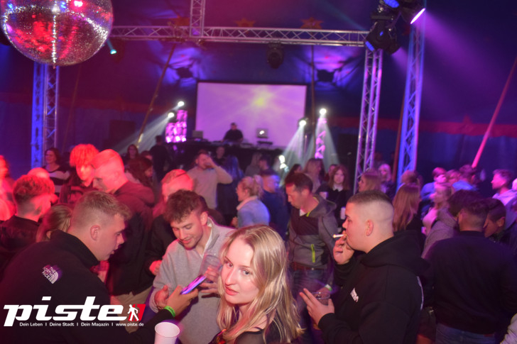 Maitanz im Zirkuszelt