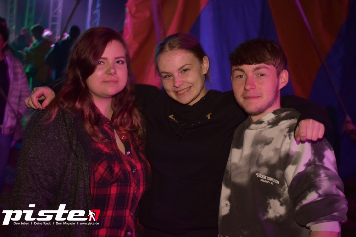 Maitanz im Zirkuszelt