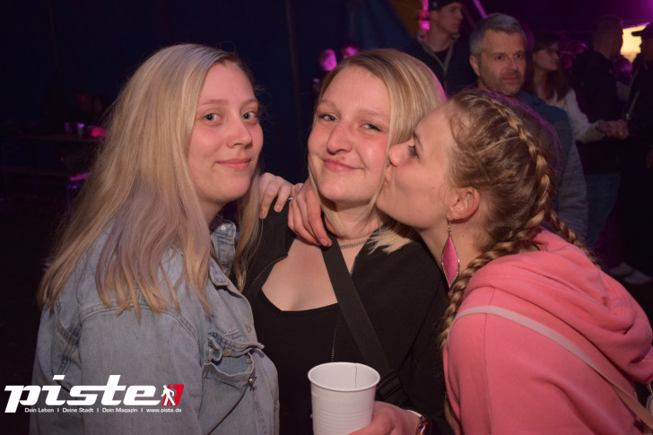 Maitanz im Zirkuszelt