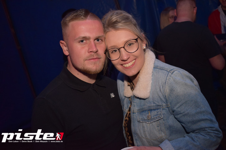 Maitanz im Zirkuszelt