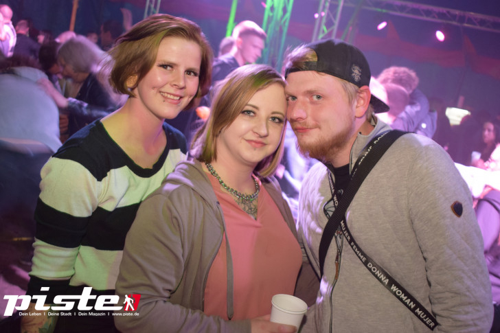 Maitanz im Zirkuszelt