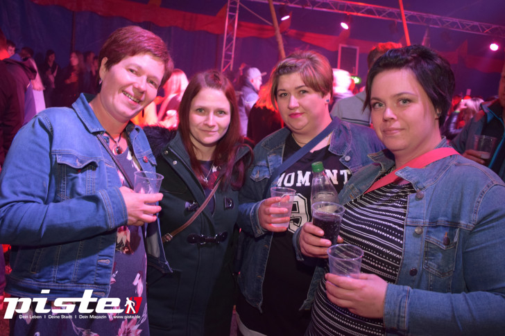 Maitanz im Zirkuszelt