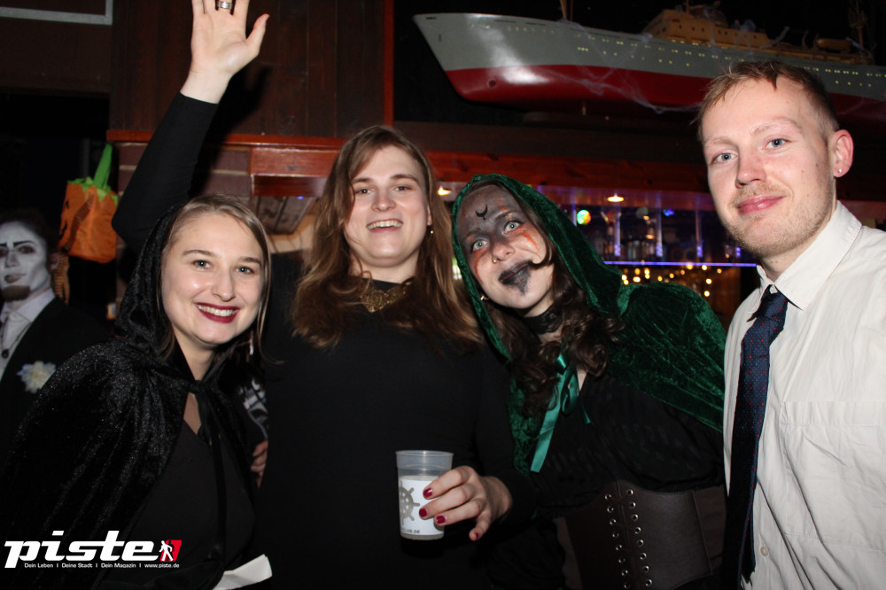 Halloween Queernight