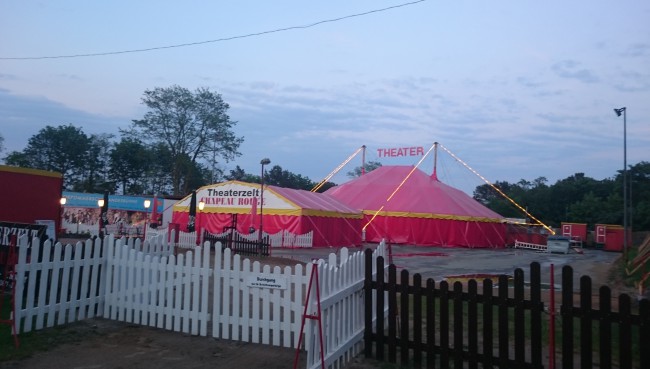 Theaterzelt Chapeau Rouge