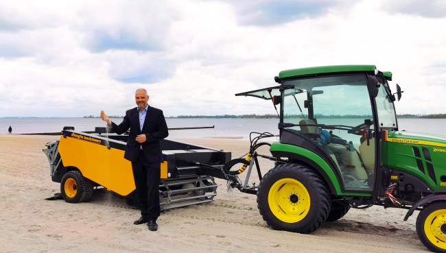 Saubere Sache: Neue Strandreinigungsmaschine im Stralsunder Strandbad