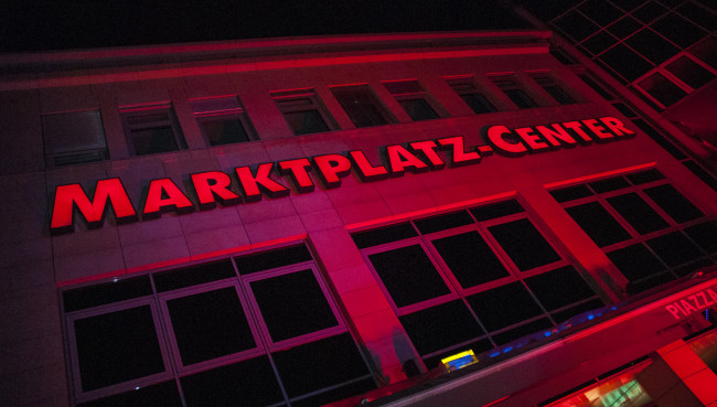 Das Leben gehört ins Zentrum - Marktplatz-Center in rotem Licht