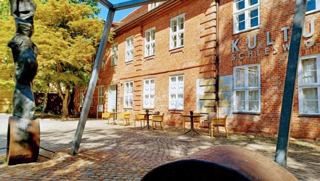 Stadt gestaltet Vorplatz des Kulturforums Schleswig-Holstein-Haus um 