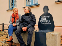 Johnson-Schatten vor der Bibliothek