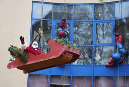 Höhenretter überraschen Kinder in der Unimedizin