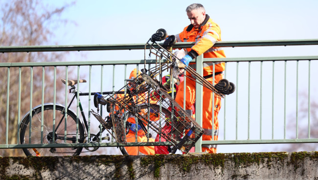 Hamburg räumt auf: Mülltauchen im Isebekkanal