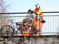 Hamburg räumt auf: Mülltauchen im Isebekkanal