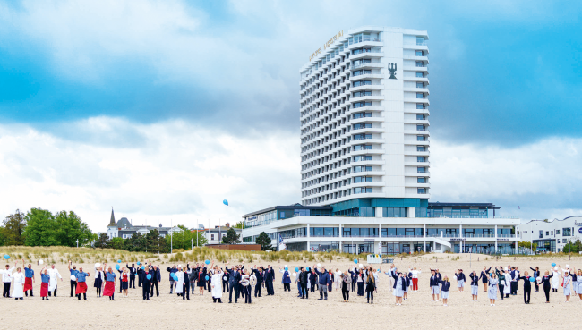 Warnemünder Wahrzeichen feiert
