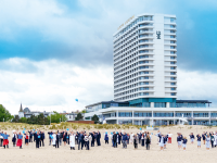 Warnemünder Wahrzeichen feiert
