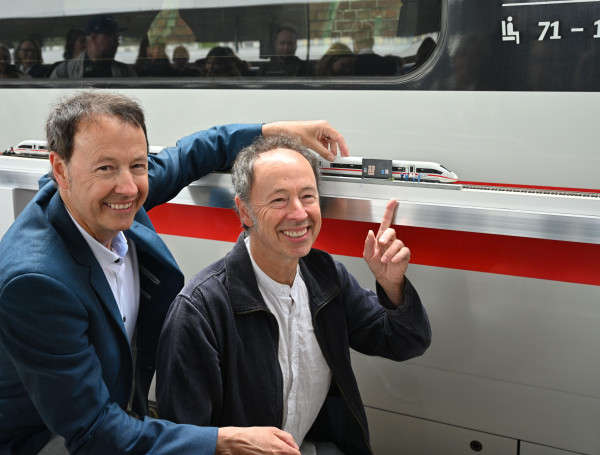 ICE Knuffingen auf der Schiene unterwegs