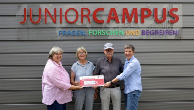 JuniorCampus spendet 2.000 Euro an Kind im Blick e. V.