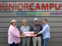 JuniorCampus spendet 2.000 Euro an Kind im Blick e. V.