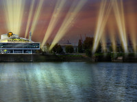 Hamburgs Hafen erstrahlt zum Musical-Jubiläum in Gold
