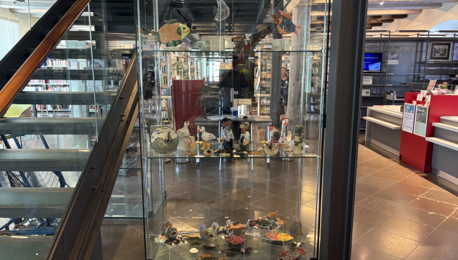 Maritime Keramikkunst in der Stadtbibliothek