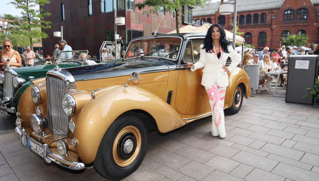 Oldtimer, Kunst und Charity: Nissis Kunst auf Rädern