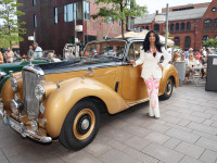 Oldtimer, Kunst und Charity: Nissis Kunst auf Rädern