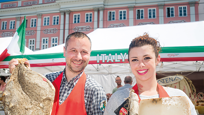 Italienischer Markt auf dem Neuen Markt