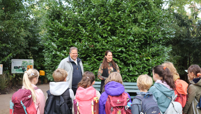 Kinder auf den Spuren der grauen Riesen